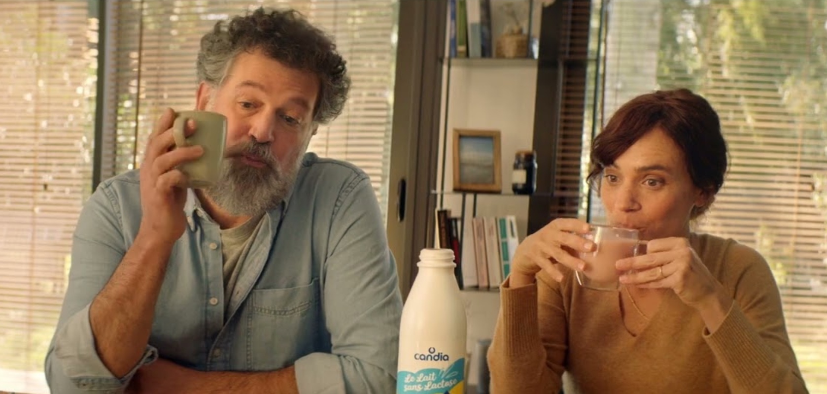 Photo du couple en train de prendre son petit déjeuner et de boire du lait sans lactose